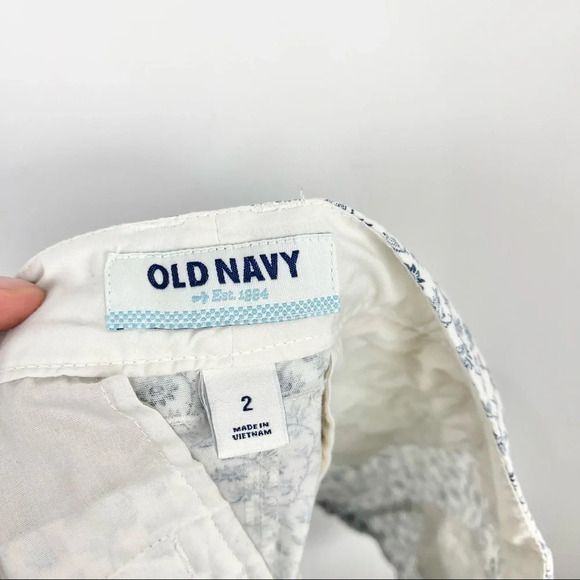 Old Navy Floral Print Mid Rise Casual Shorts Size 2 - Picture 6 of 8